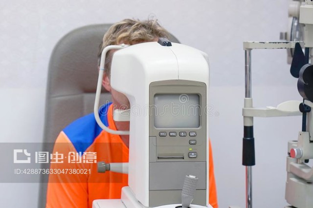 人類在機(jī)器上檢查他的視力Man checks his vision on the machine